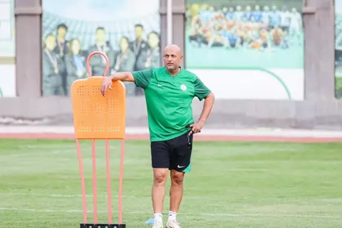 أهلي بنغازي الليبي يعلن تعاقده مع المدرب طارق مصطفى